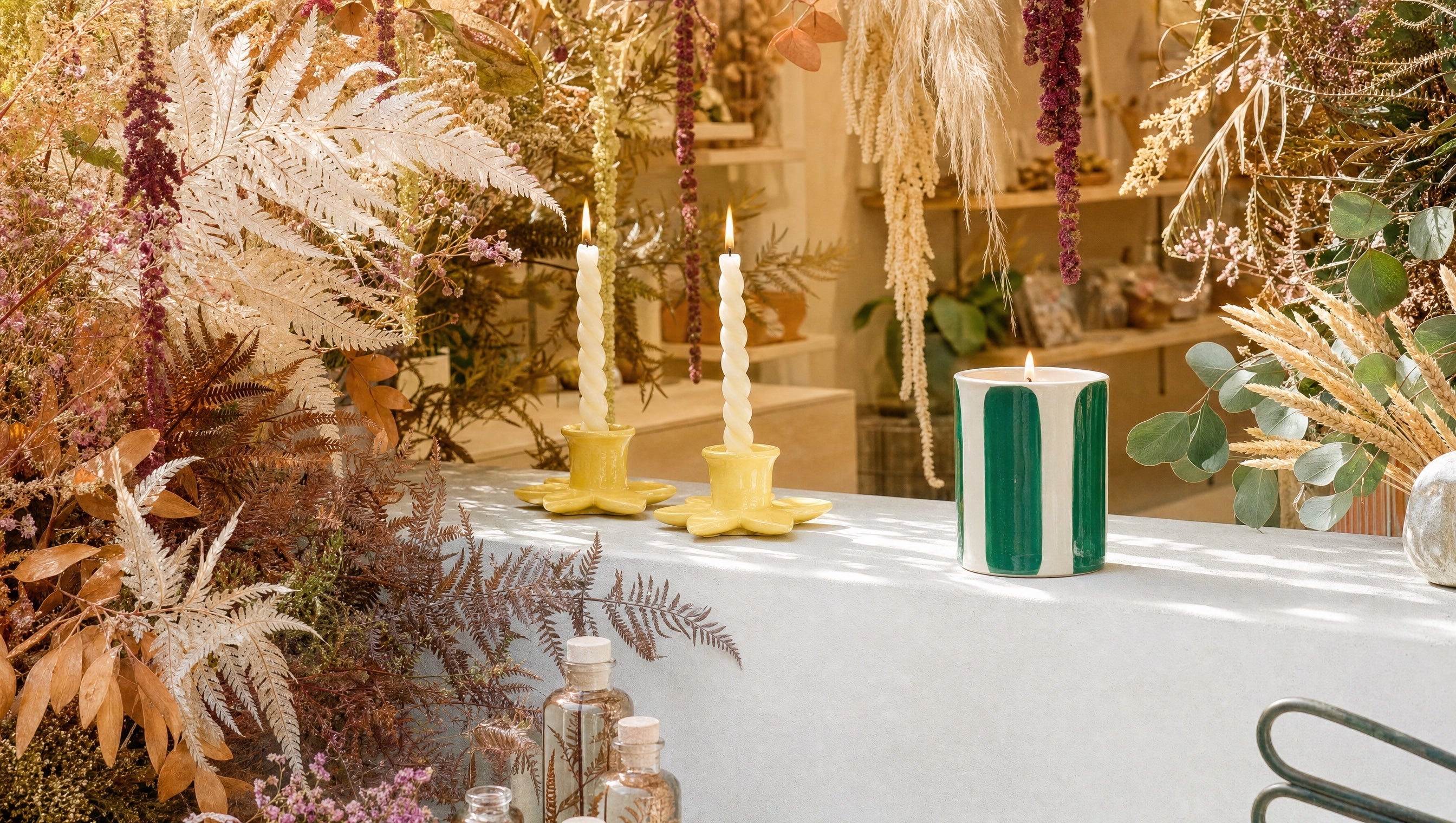 Bougies et bougeoirs Bordeaux : bougie KULT Figuier et bougeoirs Jonquille céramique fleur — ÂME fleuriste et magasin de décoration à Bordeaux