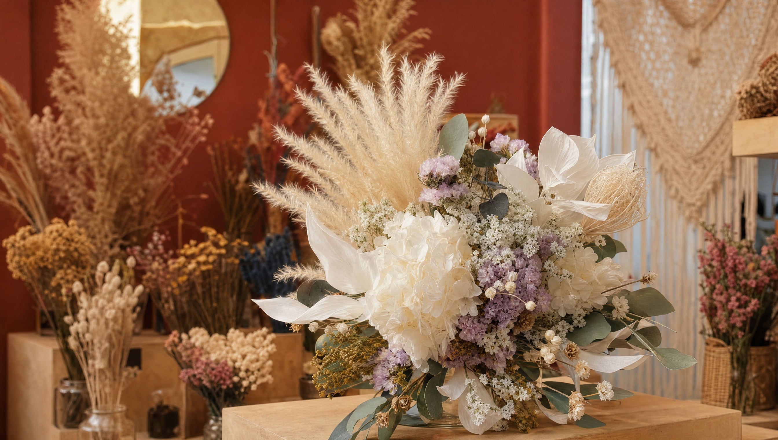 Fleurs séchées Bordeaux : bouquet pampa et eucalyptus dans l'atelier ÂME concept store