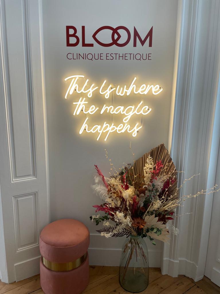 Bloom Clinique Esthétique — Bordeaux — composition florale accueil — Âme Bordeaux fleuriste