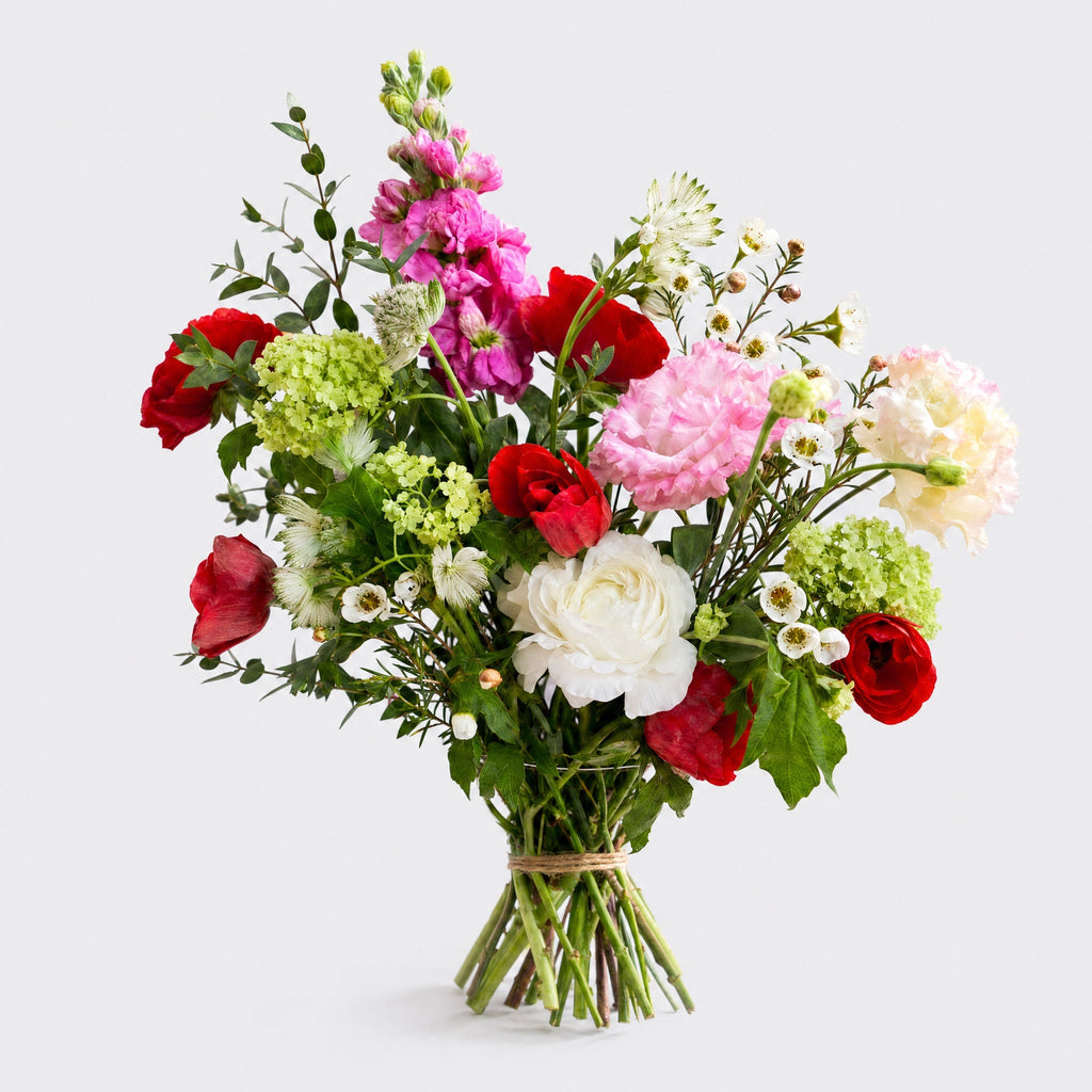 Bouquet fleurs fraîches Bordeaux — pivoines roses et ranunculus sur fond gris clair — fleurs Bordeaux | ÂME Fleuriste Bordeaux