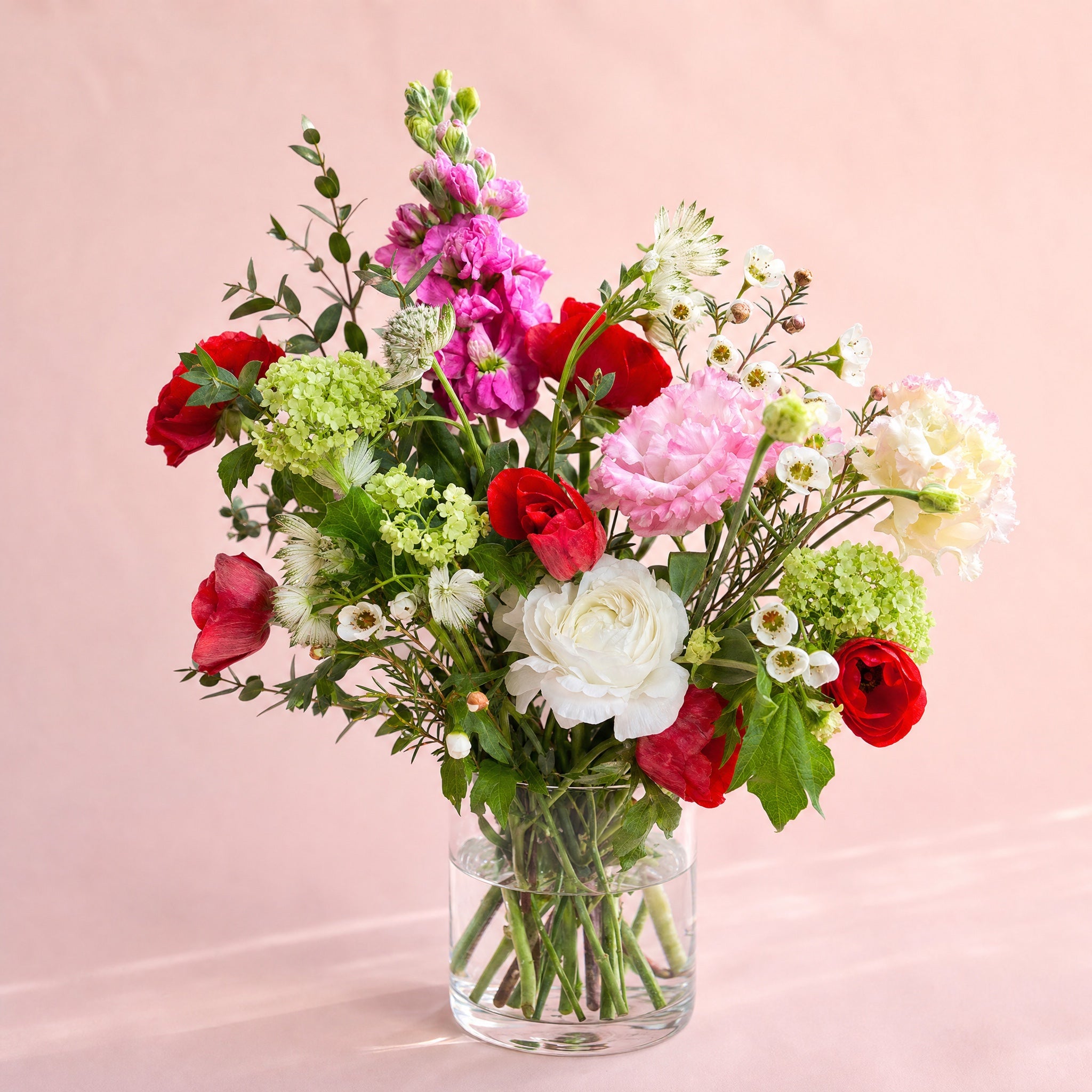 Bouquet fleurs fraîches Bordeaux — pivoines et renoncules en vase verre — fleurs Bordeaux | ÂME Fleuriste Bordeaux