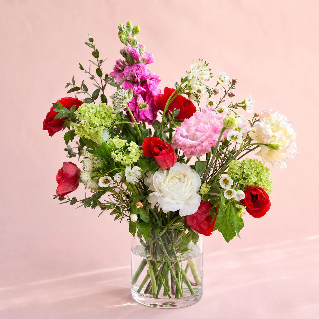 Bouquet fleurs fraîches Bordeaux — pivoines et renoncules en vase verre — fleurs Bordeaux | ÂME Fleuriste Bordeaux