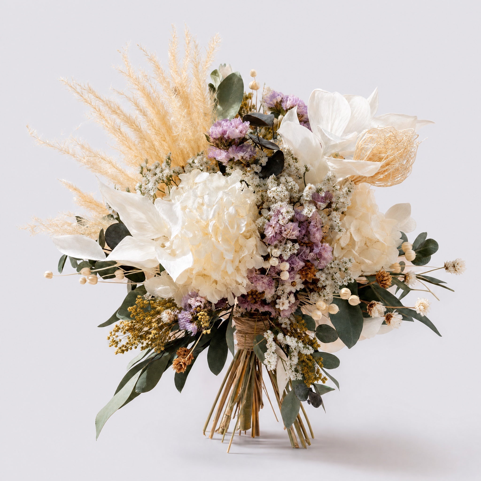 Bouquet fleurs séchées Bordeaux — composition pampas et hortensia sur fond gris clair — fleurs Bordeaux | ÂME Fleuriste Bordeaux
