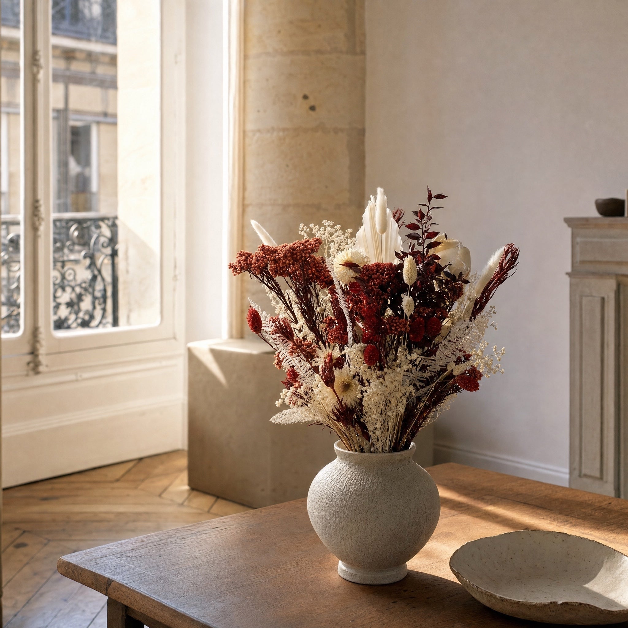 Bouquet fleurs séchées Bordeaux — mise en scène appartement haussmannien — fleurs Bordeaux | ÂME Fleuriste Bordeaux