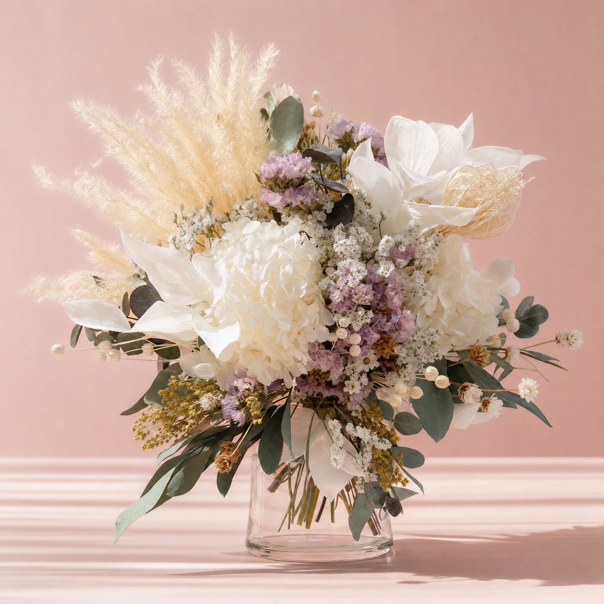 Bouquet fleurs séchées Bordeaux — composition pampas et eucalyptus en vase verre — fleurs Bordeaux | ÂME Fleuriste Bordeaux
