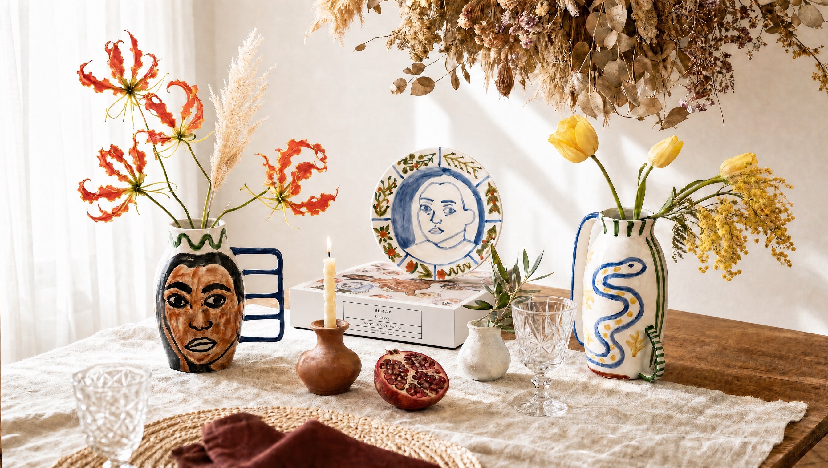Concept store ÂME magasin de décoration à Bordeaux : vases en céramique peints à la main, assiette Picasso Serax, tulipes jaunes et suspension de fleurs séchées sur une table dressée