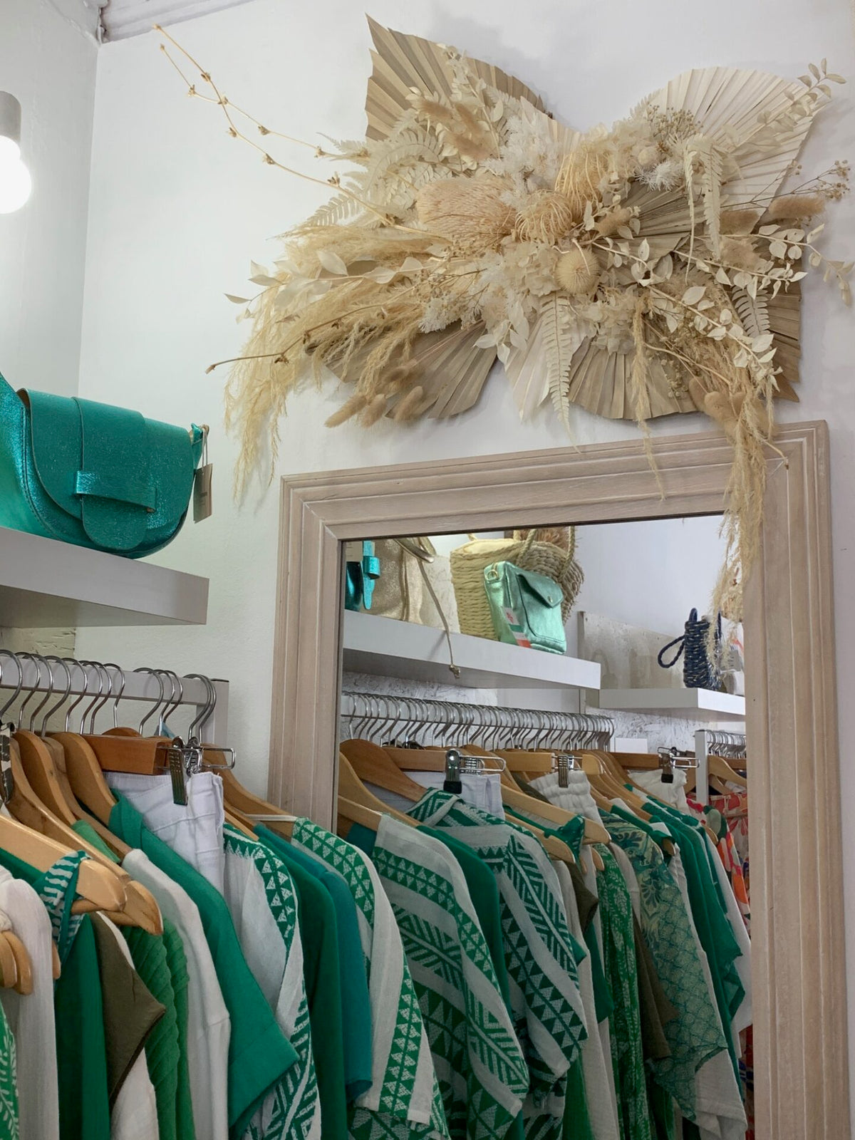 La Robe Blonde — Vitrine et Boutique — décoration florale boutique — Âme Bordeaux fleuriste