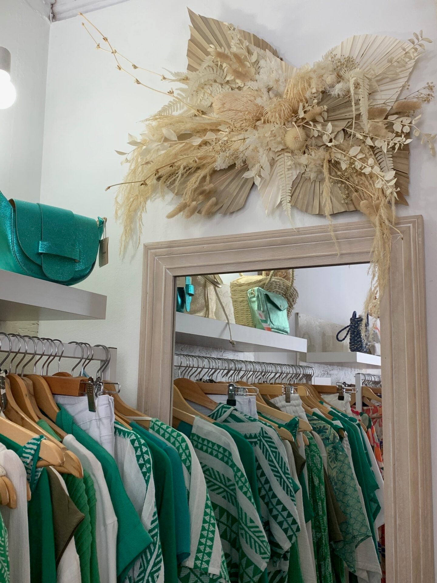 La Robe Blonde — Vitrine et Boutique — décoration florale boutique — Âme Bordeaux fleuriste