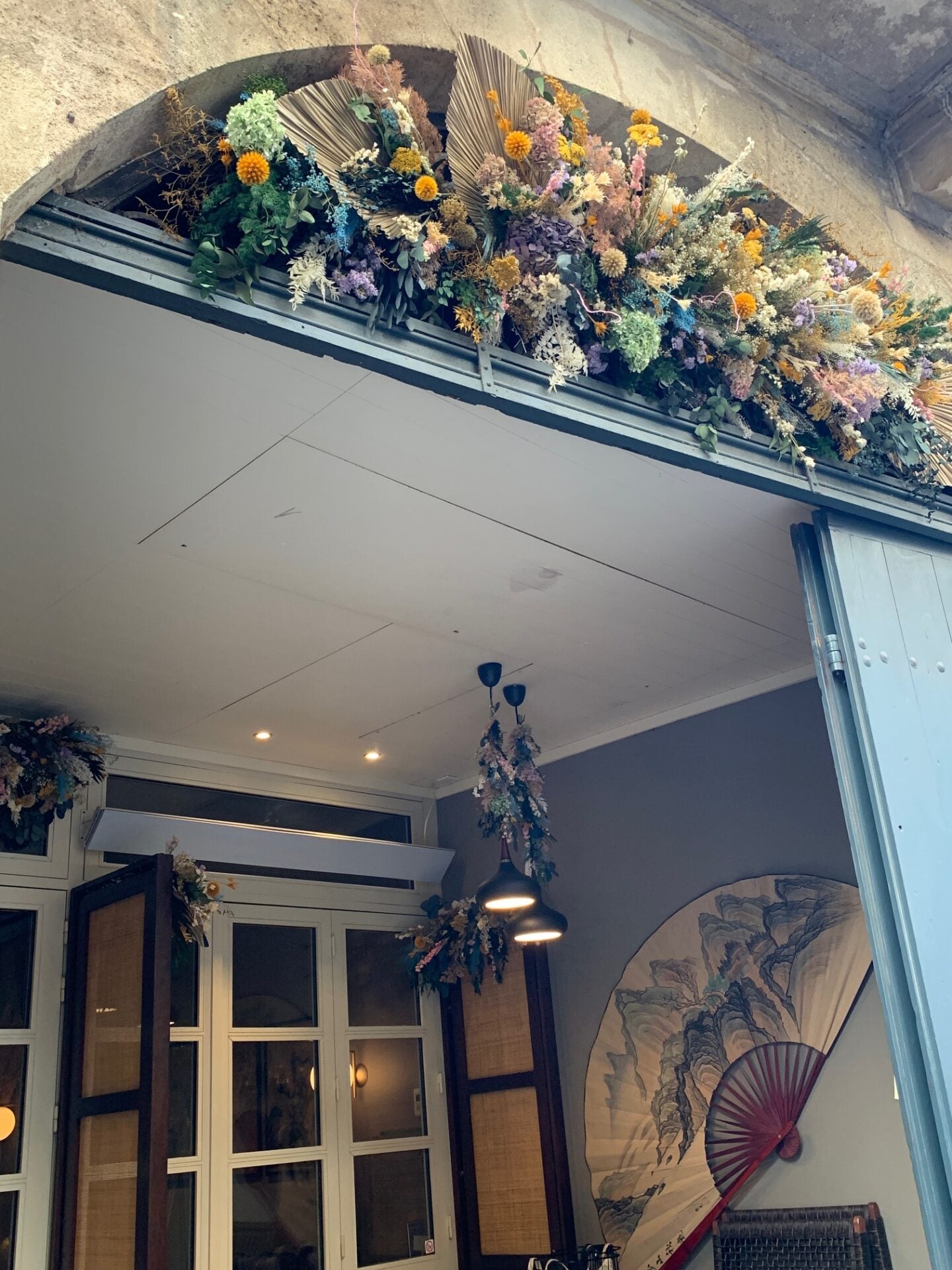 Madame Pang × St-Germain — végétalisation façade événement — Âme Bordeaux fleuriste