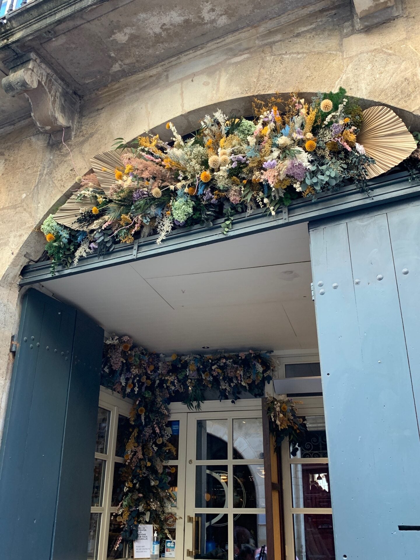 Madame Pang × St-Germain — végétalisation façade événement — Âme Bordeaux fleuriste