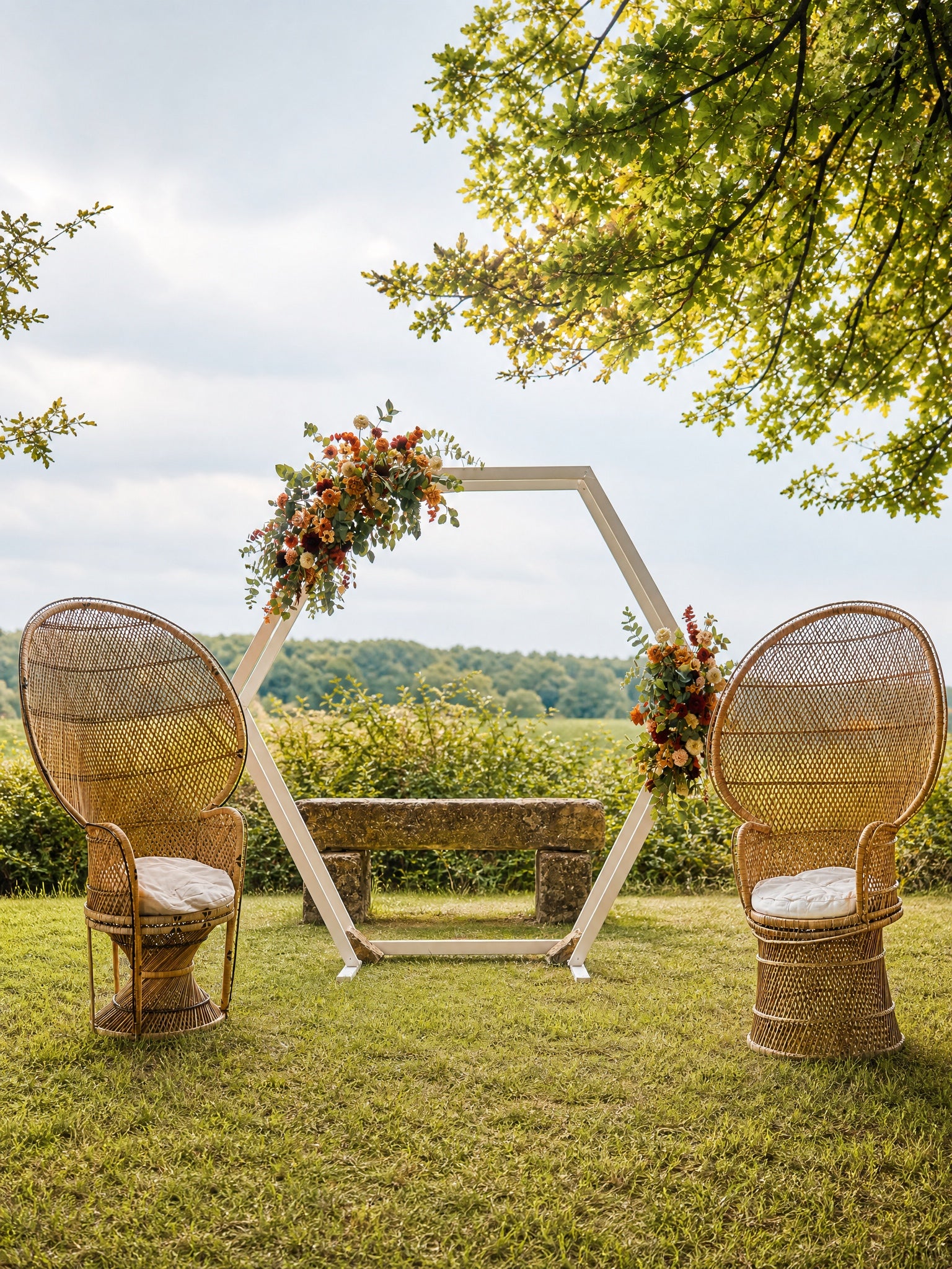 Cérémonie florale mariage à Bordeaux — arche, décor d'autel et installation florale par Âme | ÂME Fleuriste Mariage Bordeaux