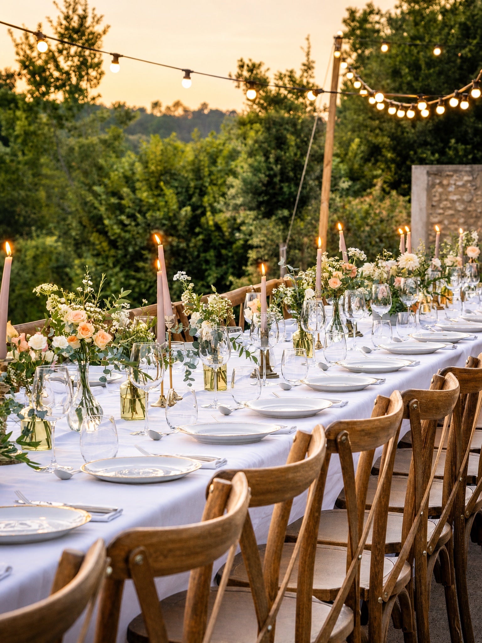 Décor de table fleurie pour mariage — centres de table et chemins floraux composés par Âme Bordeaux | ÂME Fleuriste Mariage Bordeaux