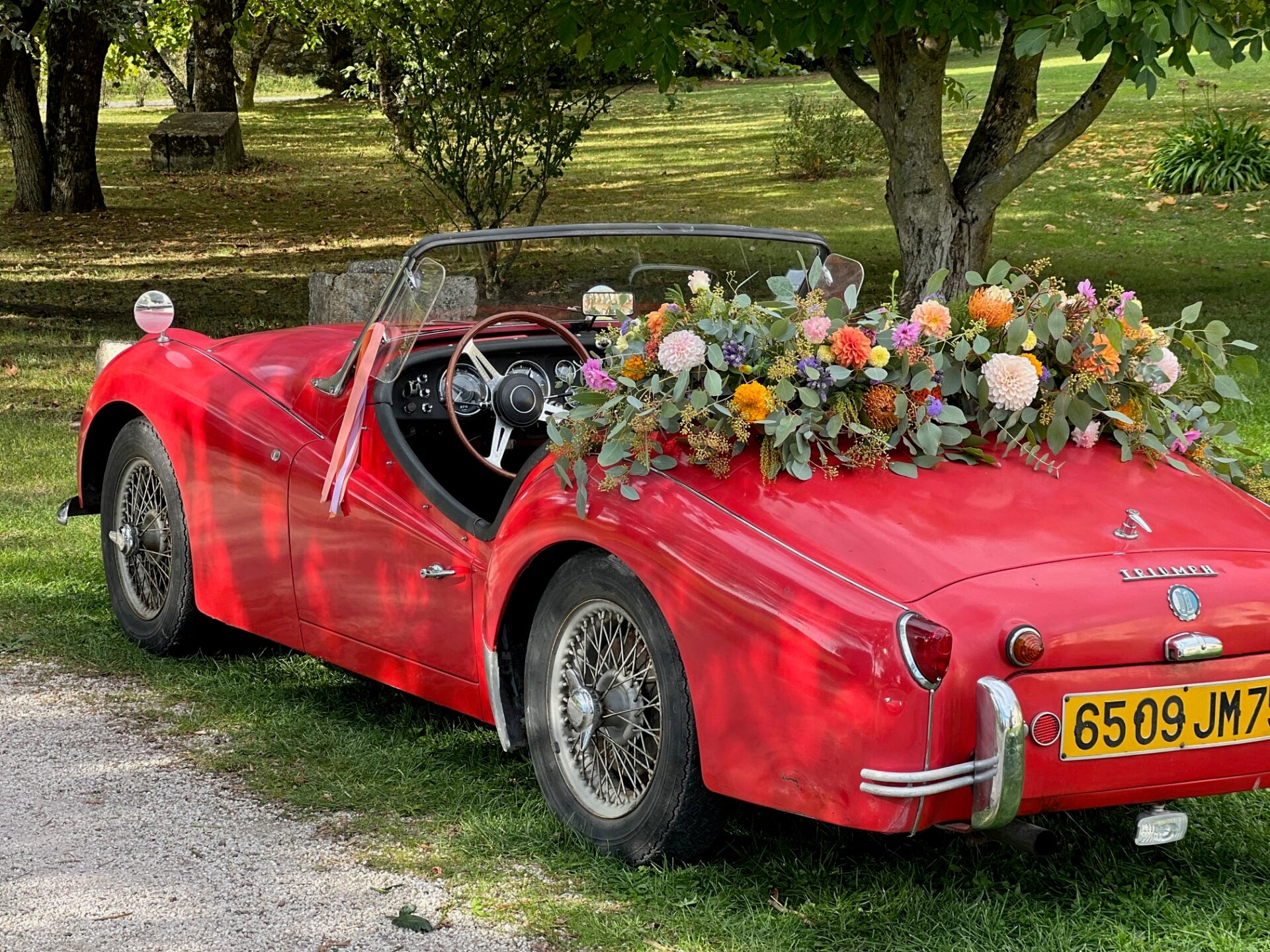 Fleuriste mariage voiture à Bordeaux — décoration florale de voiture de mariage par Âme | ÂME Fleuriste Mariage Bordeaux