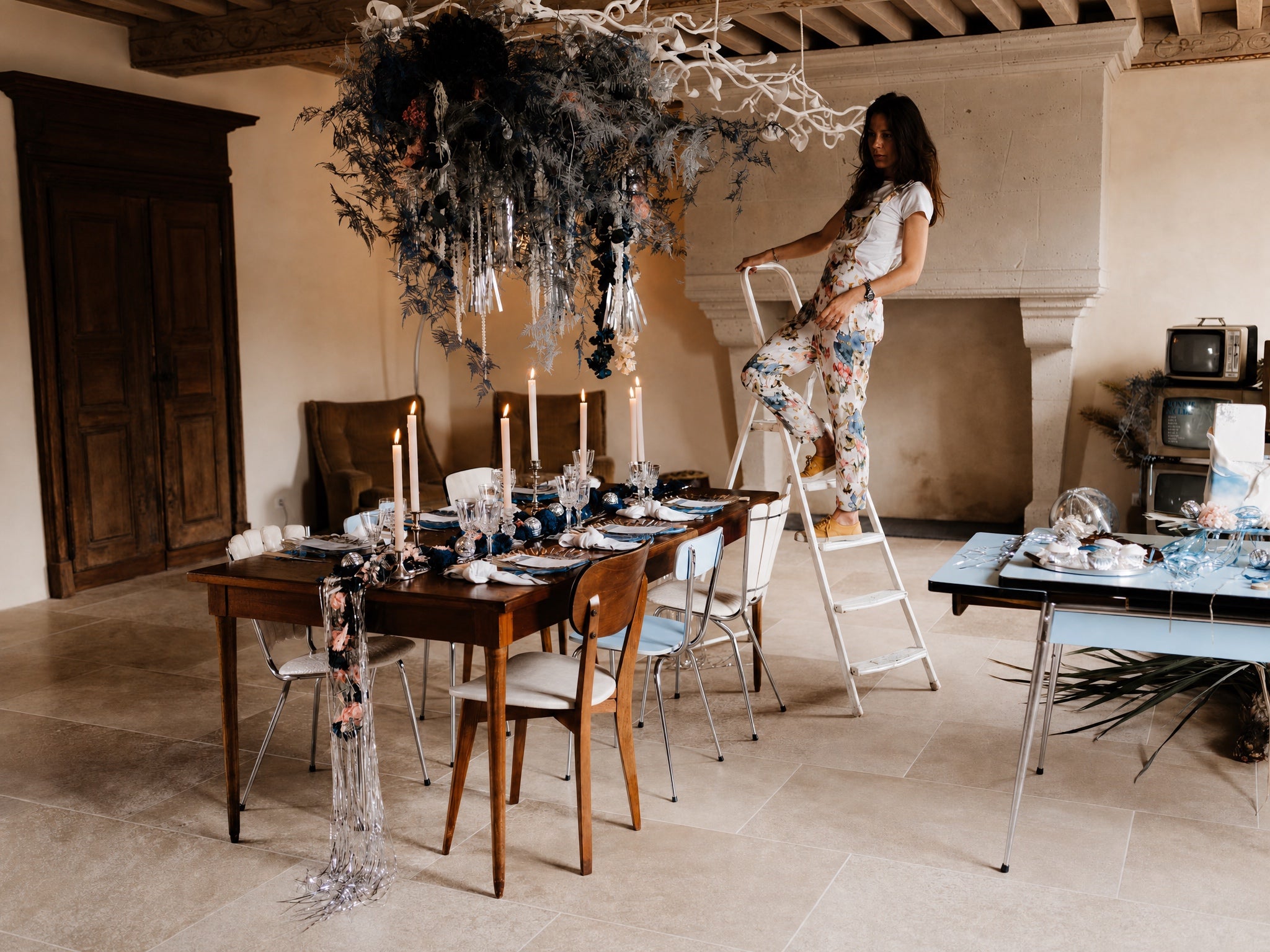 Victoria Laubie, fleuriste mariage à Bordeaux, composition à la main dans l'atelier Âme rue Castillon | ÂME Fleuriste Mariage Bordeaux