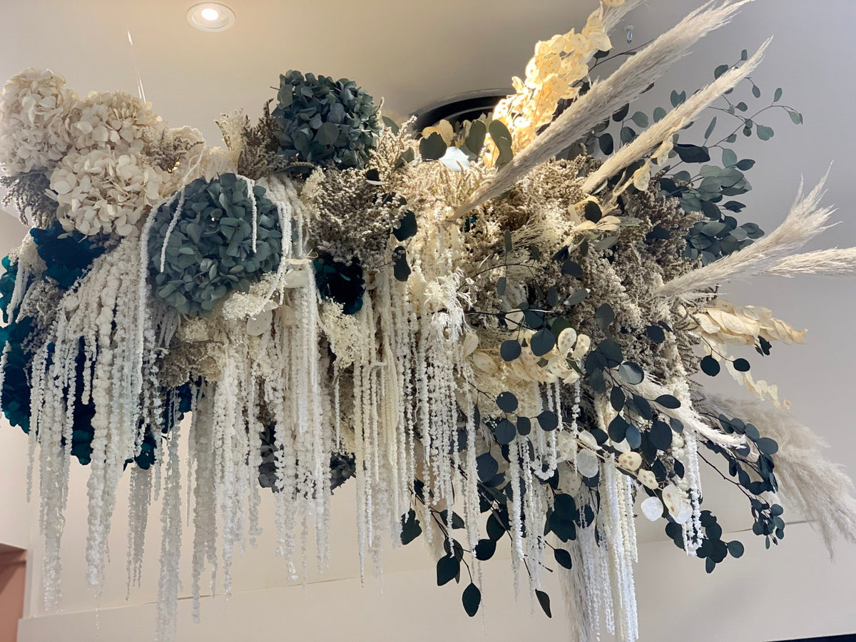 Salons Vania Laporte — Bordeaux — cascade végétale salon coiffure — Âme Bordeaux fleuriste