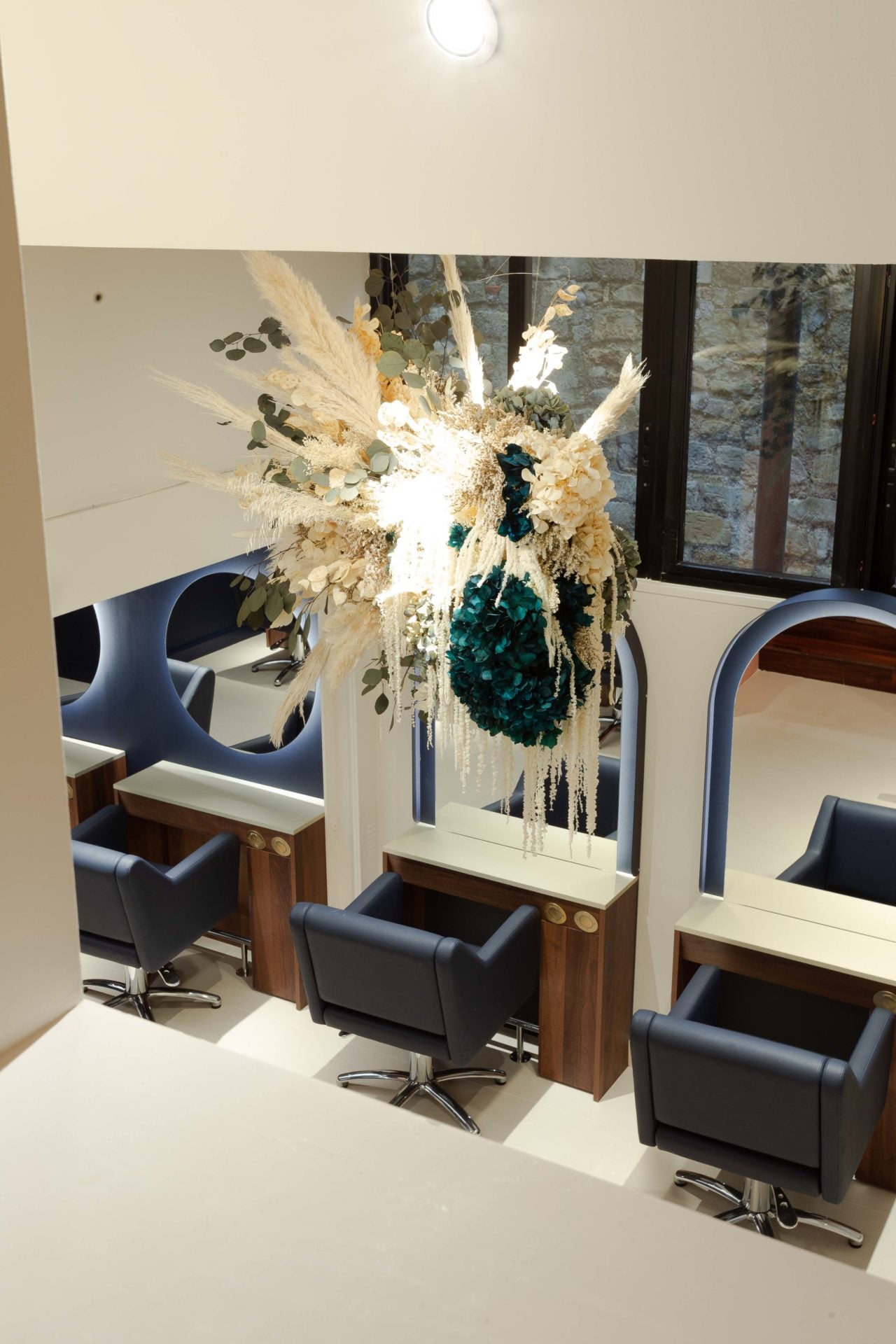 Salons Vania Laporte — Bordeaux — cascade végétale salon coiffure — Âme Bordeaux fleuriste