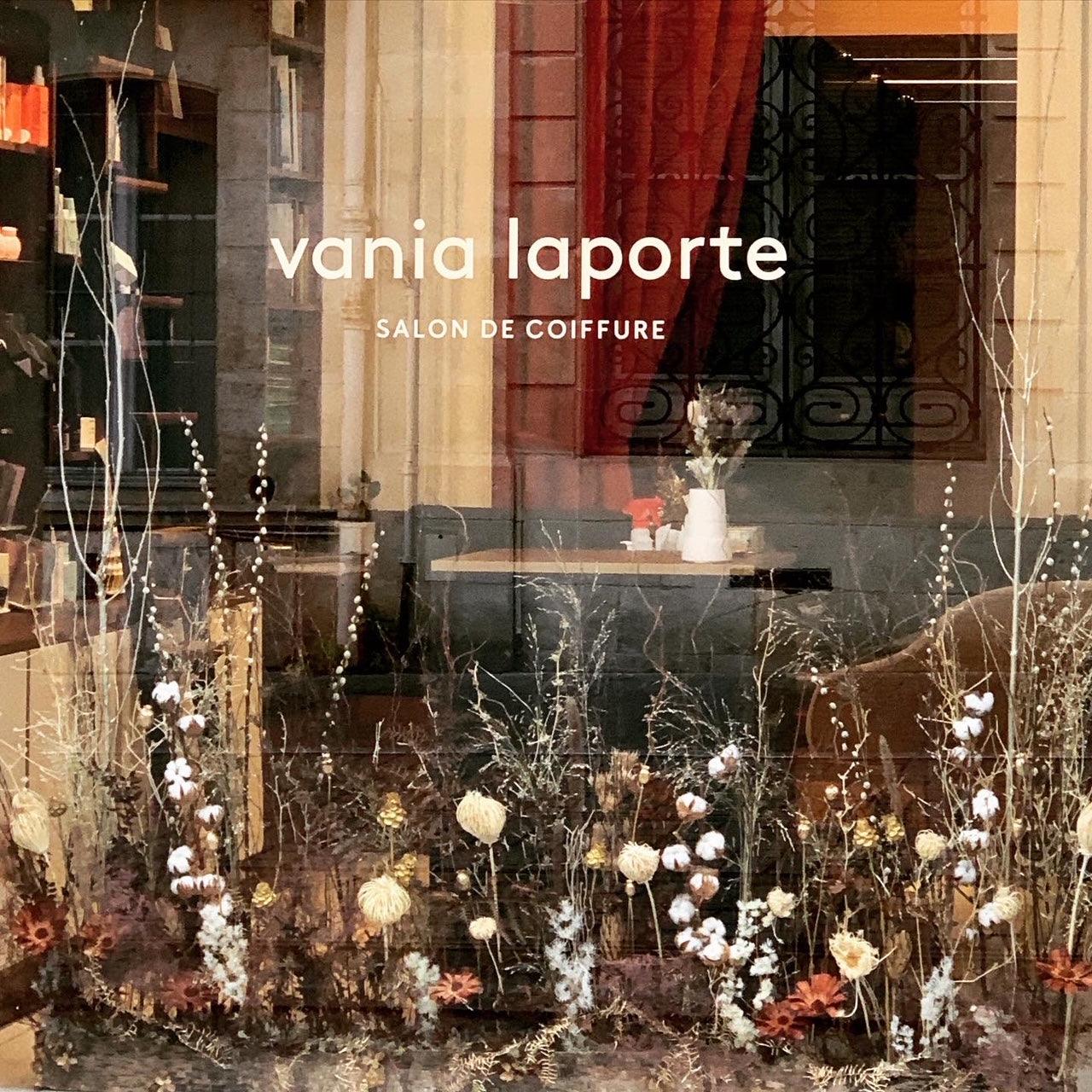 Salons Vania Laporte — Bordeaux — cascade végétale salon coiffure — Âme Bordeaux fleuriste