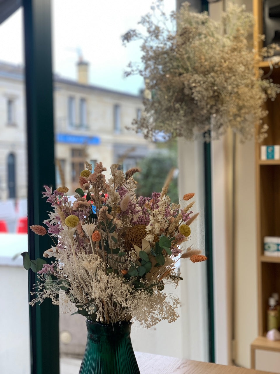 Salons Vania Laporte — Bordeaux — cascade végétale salon coiffure — Âme Bordeaux fleuriste