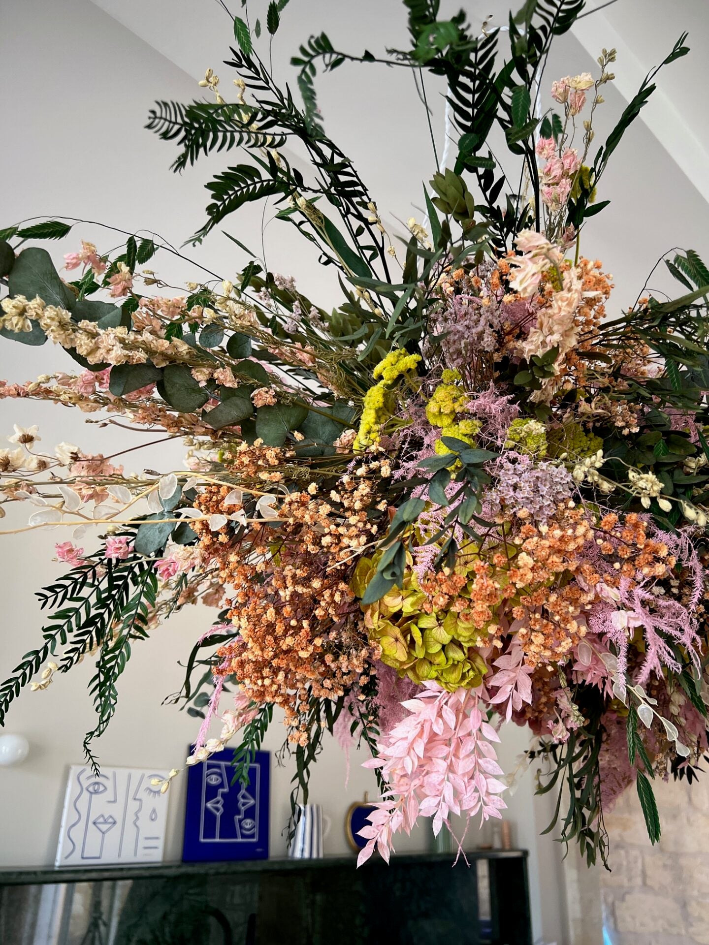 Showroom Mouty — Bordeaux — nuage suspendu showroom — Âme Bordeaux fleuriste