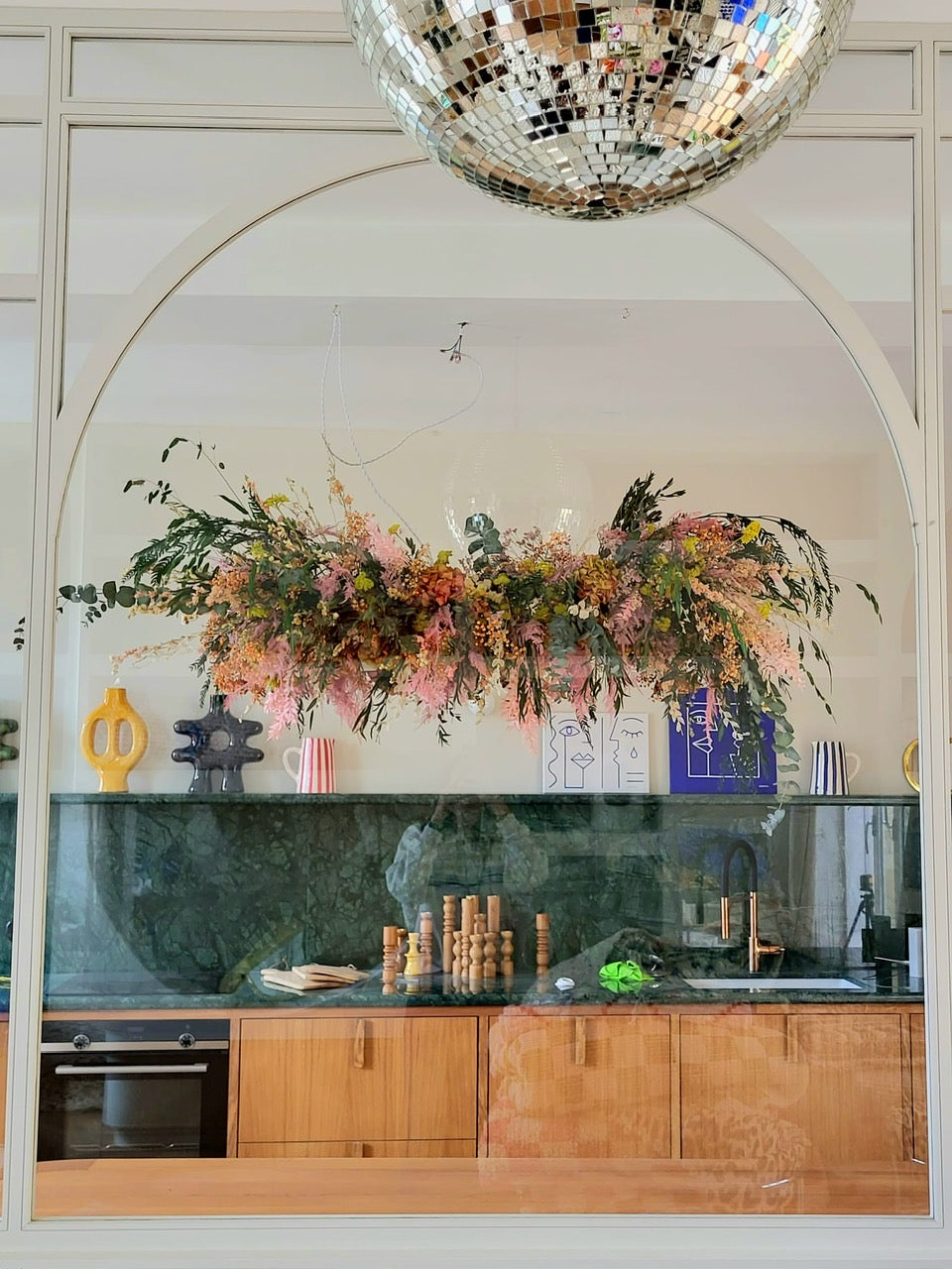 Showroom Mouty — Bordeaux — nuage suspendu showroom — Âme Bordeaux fleuriste