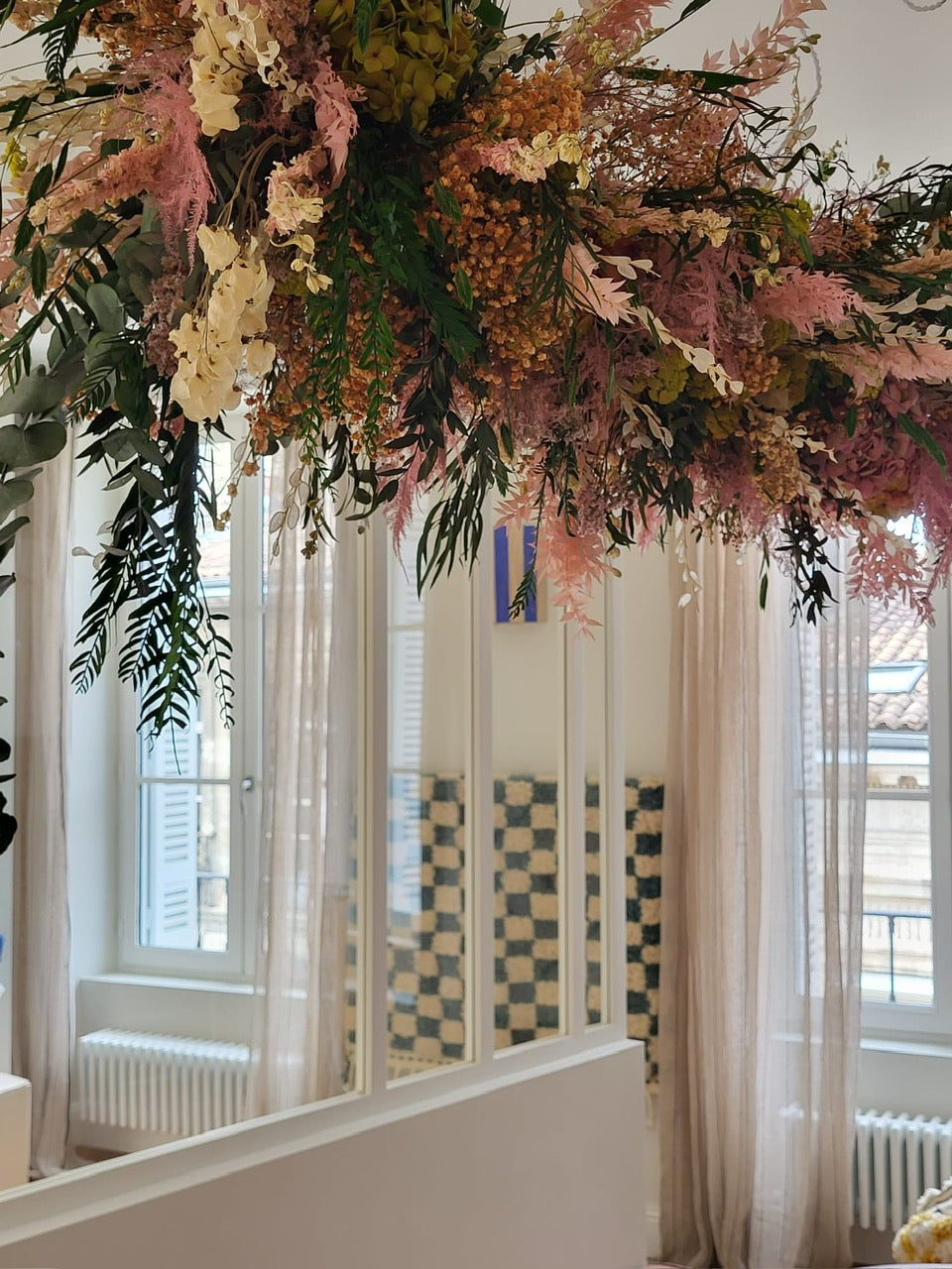 Showroom Mouty — Bordeaux — nuage suspendu showroom — Âme Bordeaux fleuriste