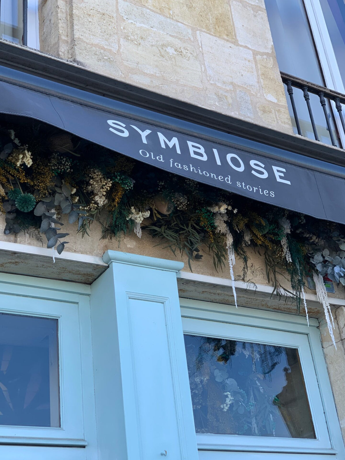 Symbiose — Bordeaux — suspension florale restaurant — Âme Bordeaux fleuriste