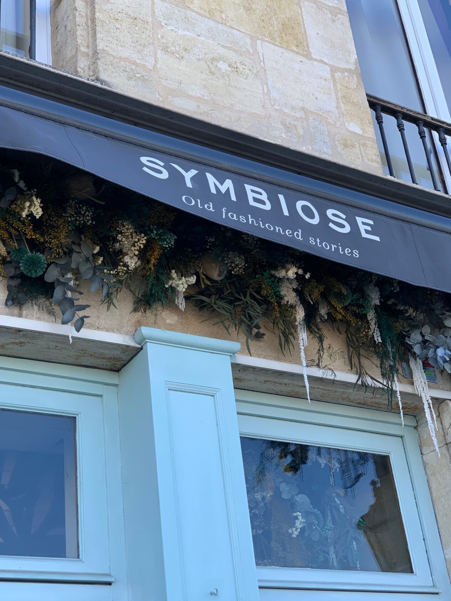 Symbiose — Bordeaux — suspension florale restaurant — Âme Bordeaux fleuriste