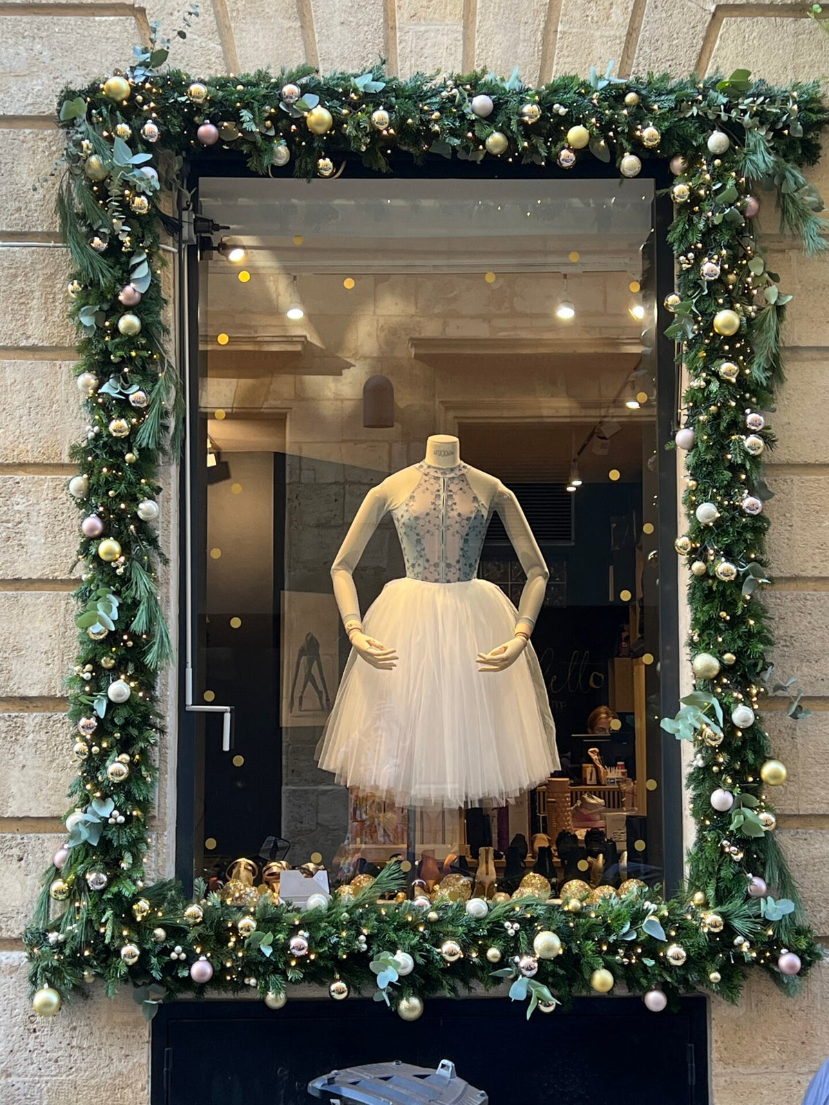 Vitrine de Noël Balletto Dance Shop — Bordeaux — Âme Bordeaux fleuriste