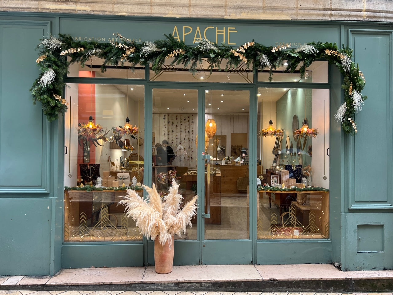 Vitrine de Noël Apache — Bordeaux — Âme Bordeaux fleuriste