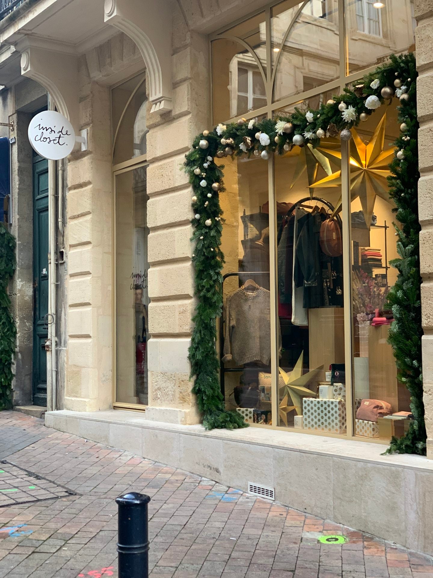 Vitrine de Noël Inside Closet — Bordeaux — Âme Bordeaux fleuriste
