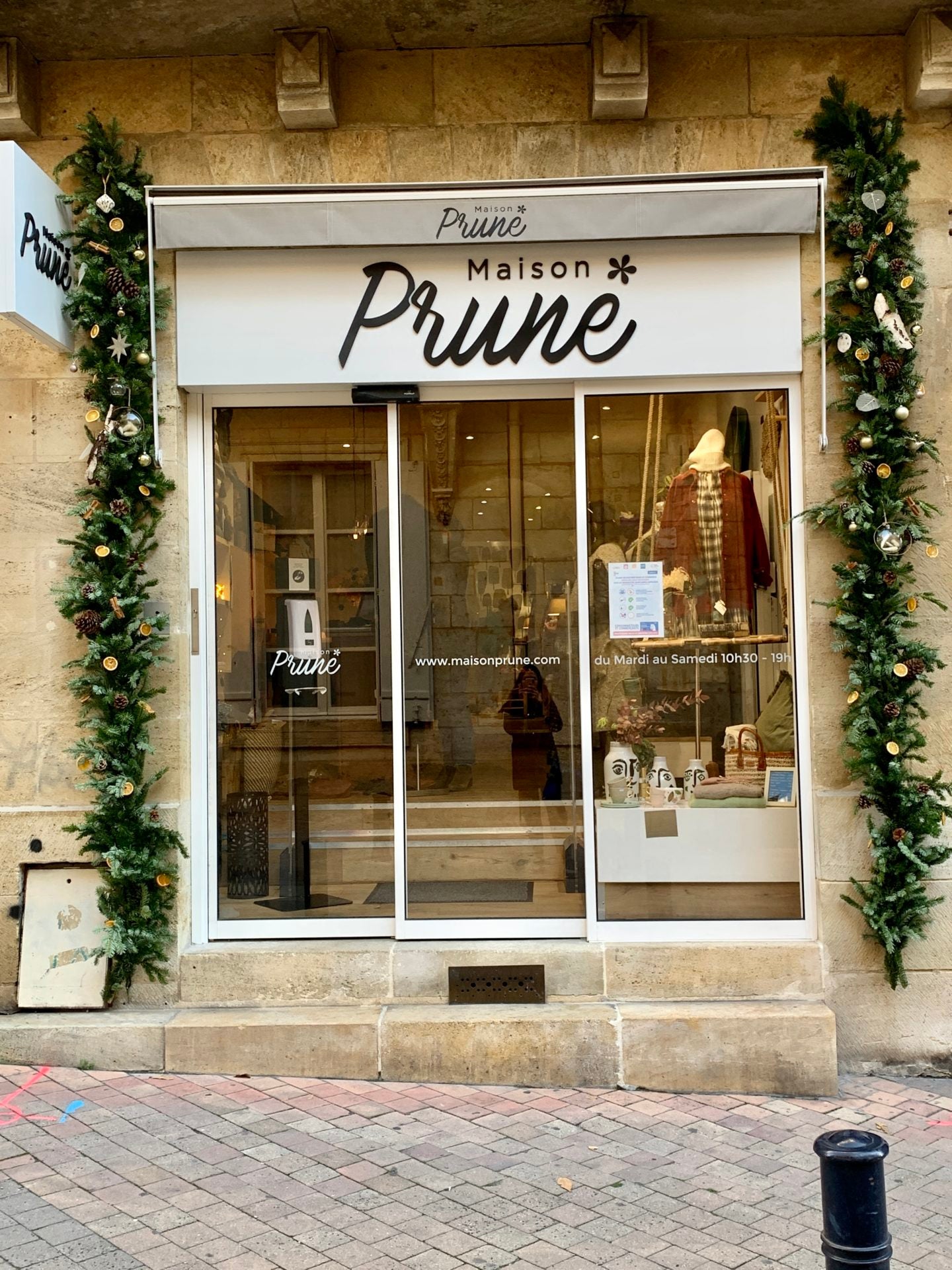 Vitrine de Noël Maison Prune — Bordeaux — Âme Bordeaux fleuriste