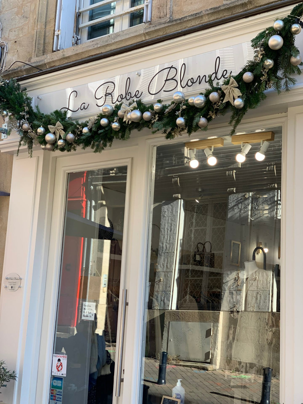 Vitrine de Noël La Robe Blonde — Bordeaux — Âme Bordeaux fleuriste
