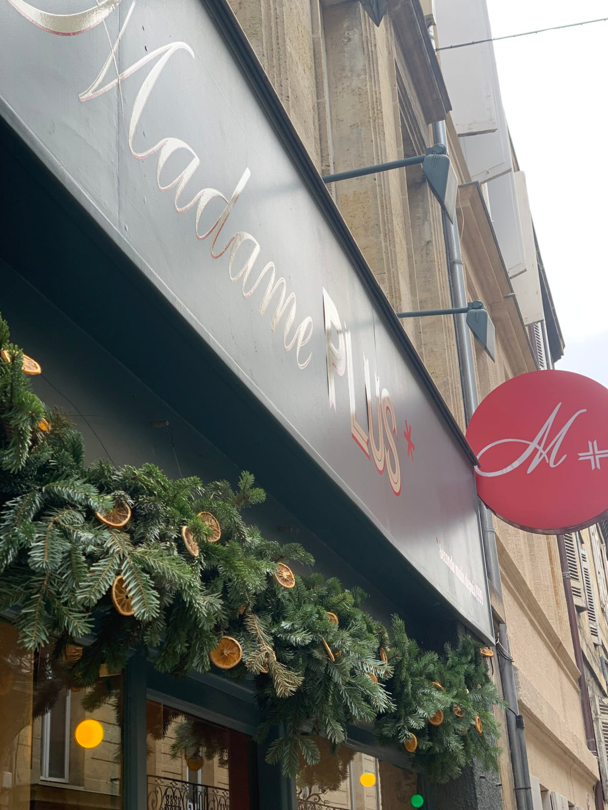 Vitrine de Noël Madame + — Bordeaux — Âme Bordeaux fleuriste