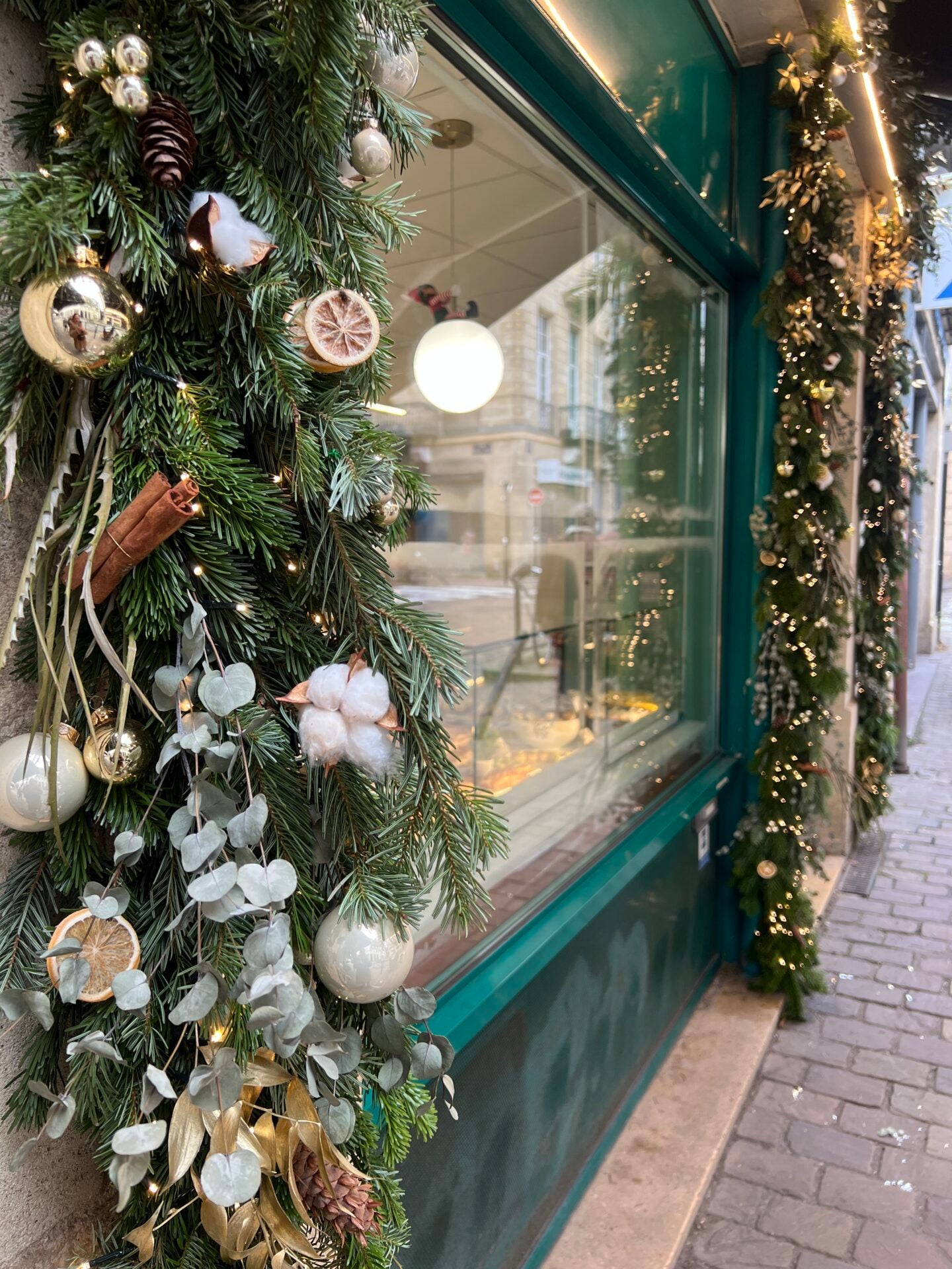 Vitrine de Noël Balletto Dance Shop — Bordeaux — Âme Bordeaux fleuriste