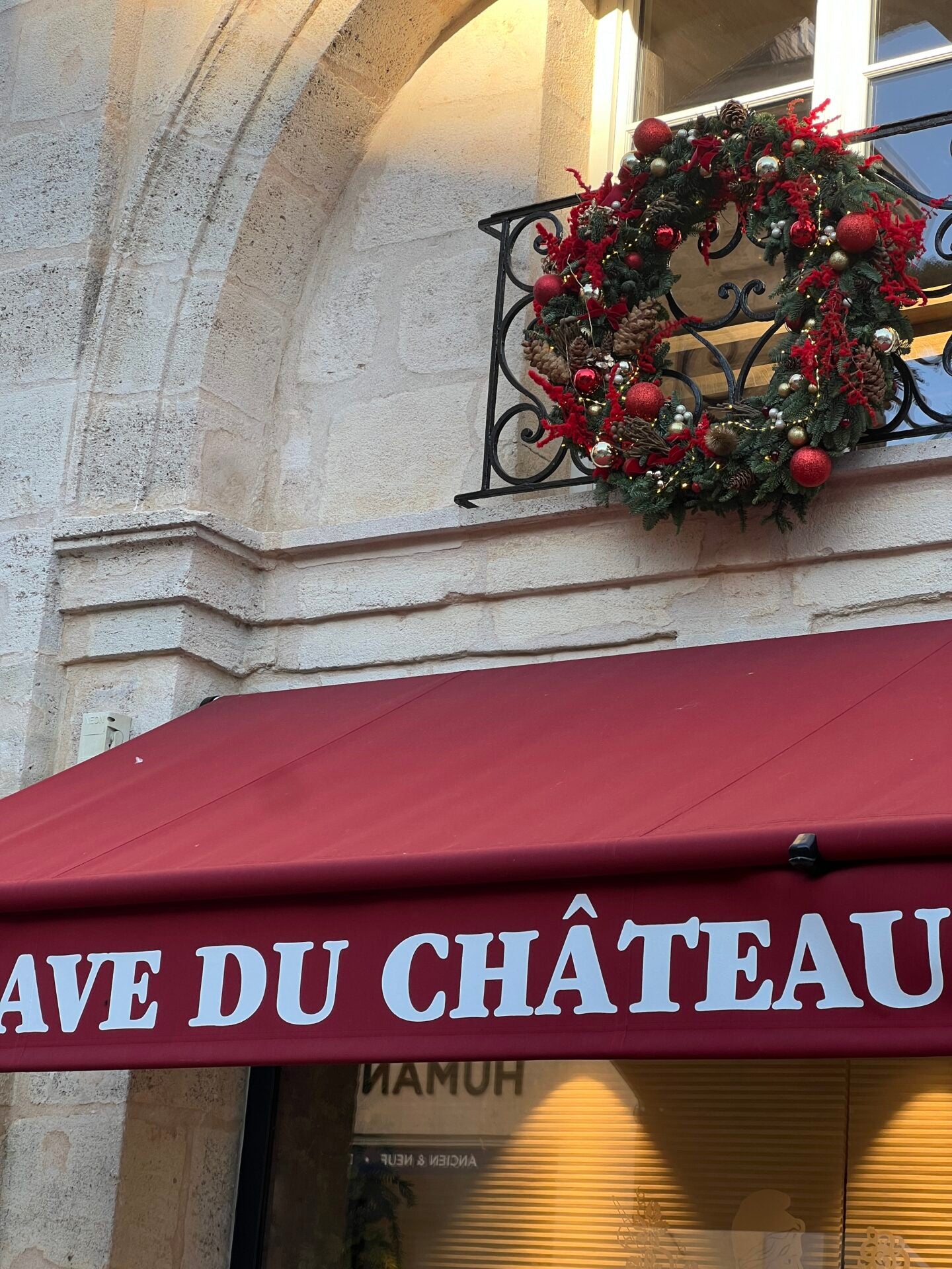 Vitrine de Noël Cave du Château — Bordeaux — Âme Bordeaux fleuriste