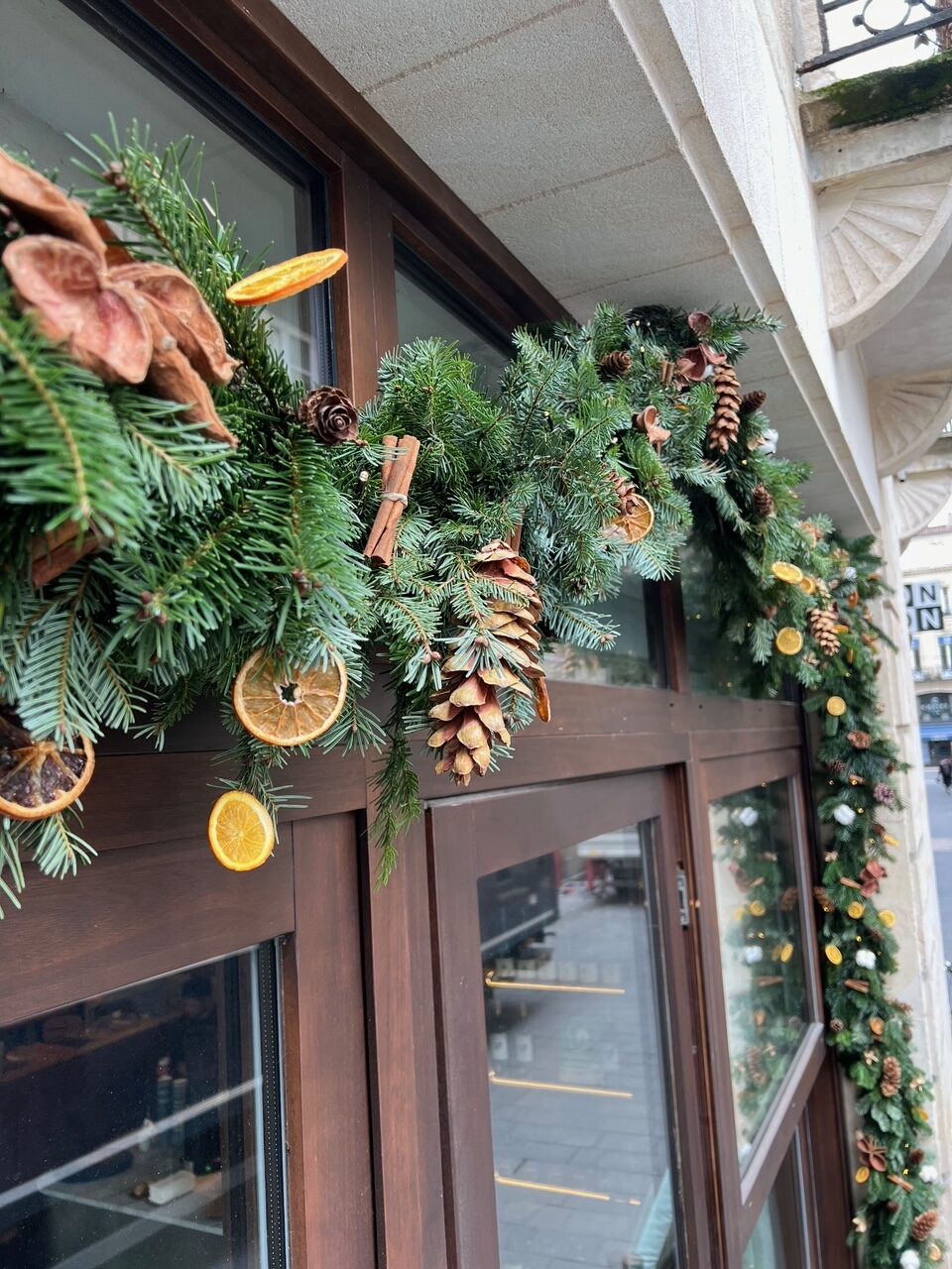 Vitrine de Noël French House — Bordeaux — Âme Bordeaux fleuriste